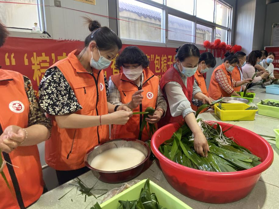 青口供電所黨支部聯(lián)合生產(chǎn)生活服務(wù)中心分會(huì)、黃沙坨社區(qū)，共同舉辦“悠悠艾草香 濃濃端午情”系列活動(dòng)。.png